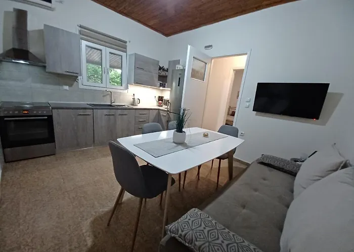 House For Up To 9 People Near Olympia בית נופש *