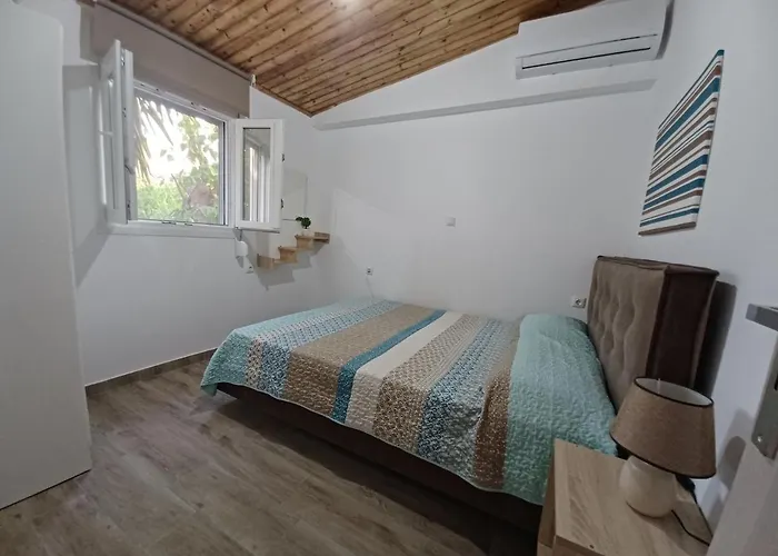 House For Up To 9 People Near Olympia בית נופש