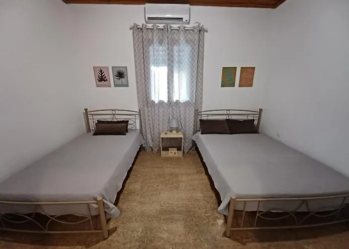 House For Up To 9 People Near Olympia בית נופש *